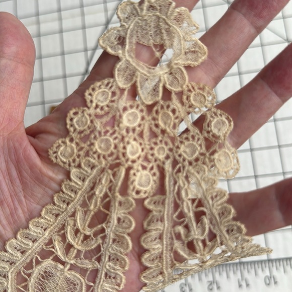 Pair of Antique Lace Appliqués | Edwardian–1930s Ecru Embroidered Collar Inserts - Picture 15 of 16